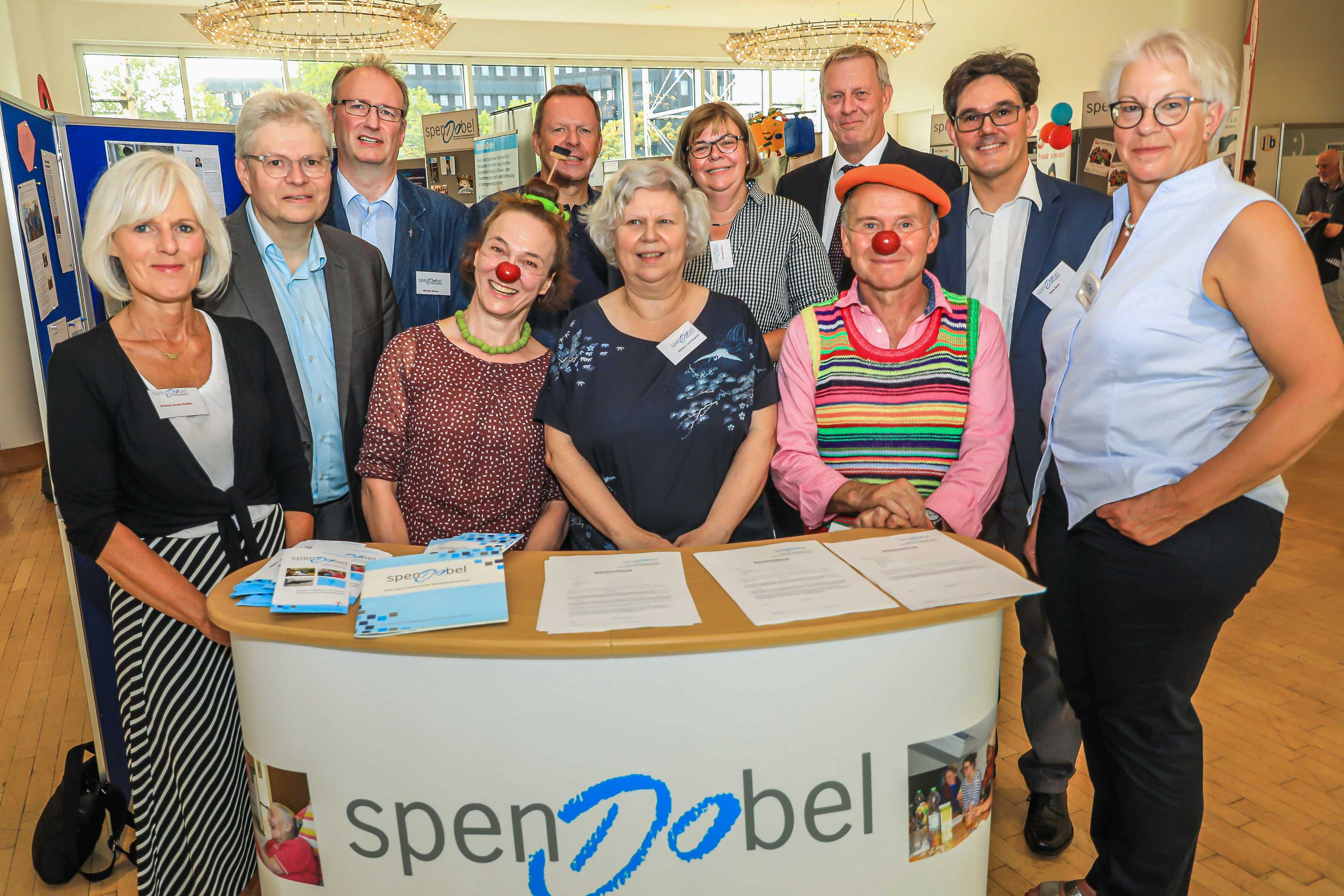 Präsidium mit Klinik-Clowns: Das Spendenparlament Spendobel tagte im Dortmunder Rathaus. Foto: Oliver Schaper